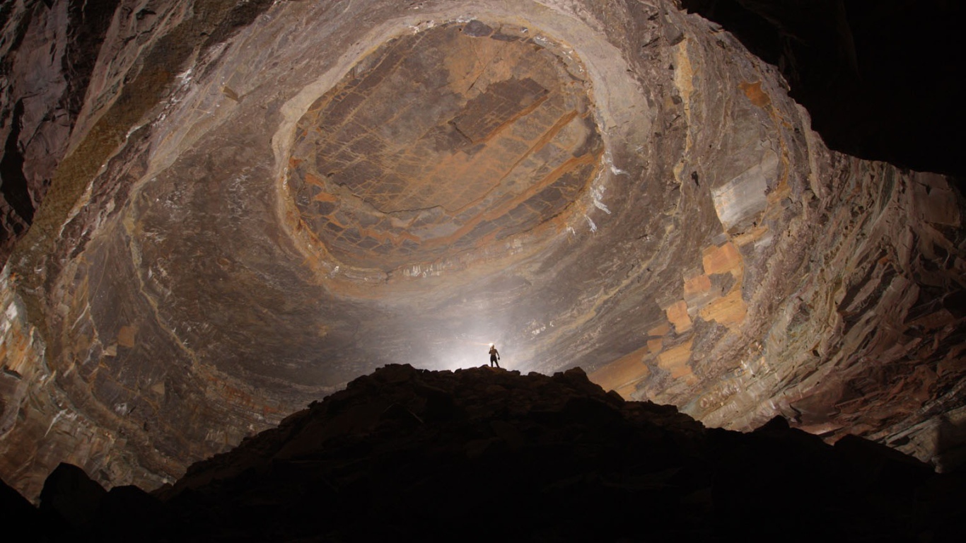 Огромный зал в пещере