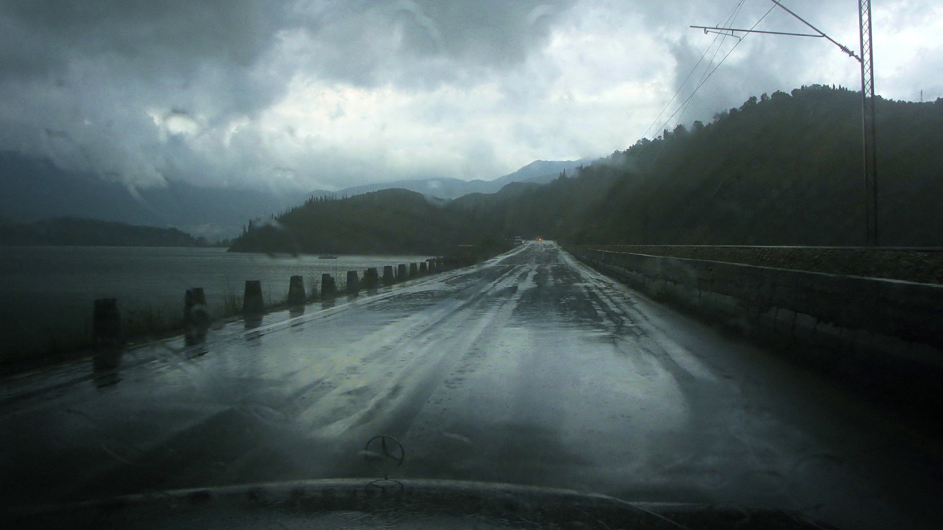 Дорога у моря во время дождя