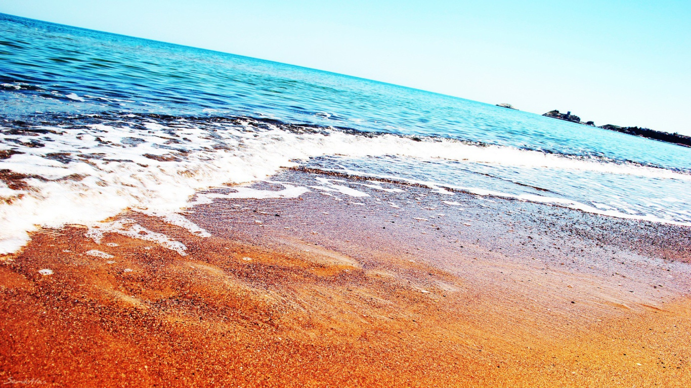 Спокойное голубое море и песчаный пляж