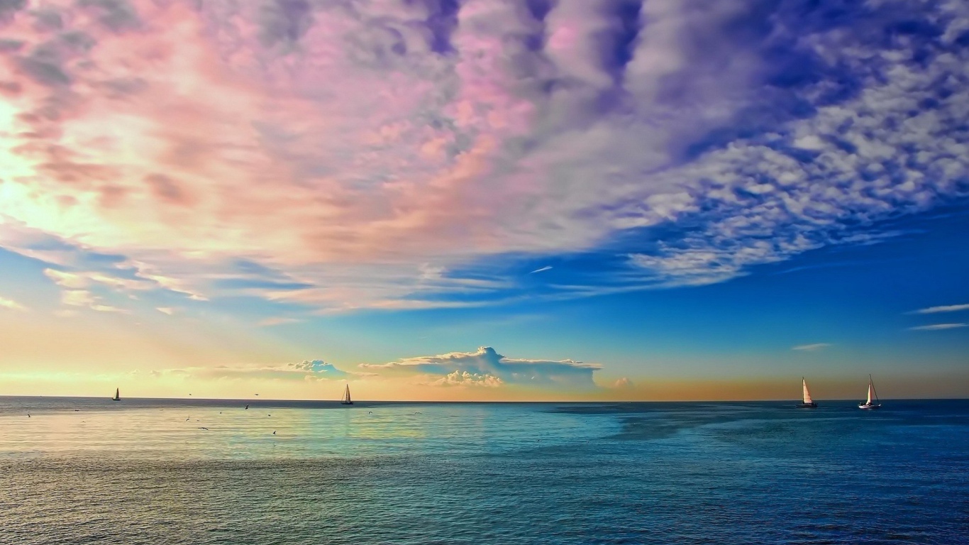 Нежные розовые облака над заливом