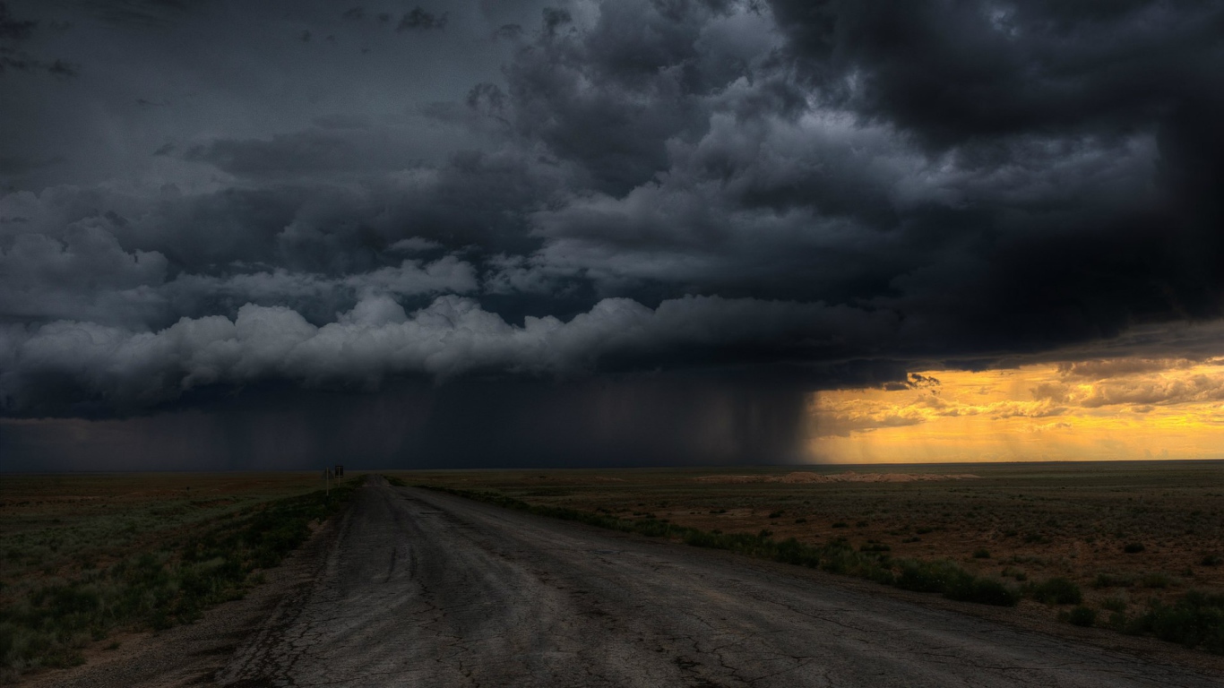 Грозовая туча над фермерским полем