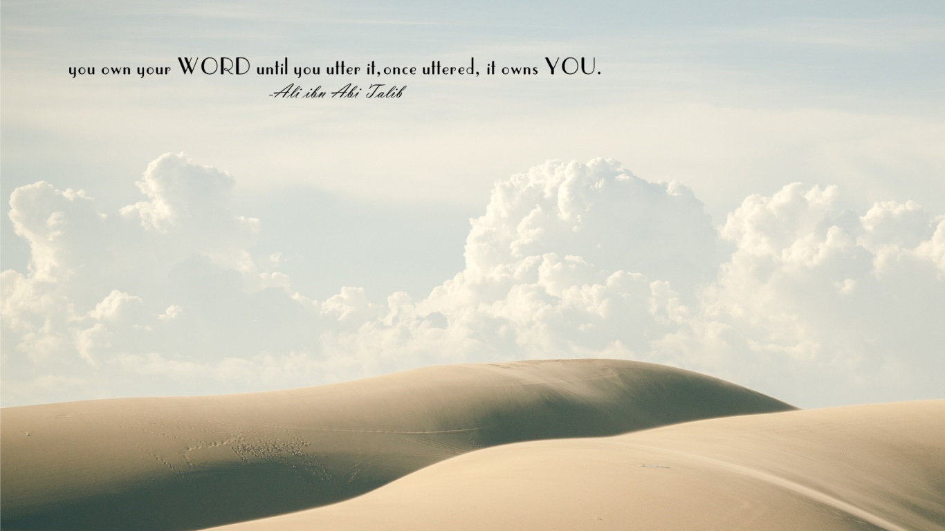 Надпись на фоне облаков и пустыни