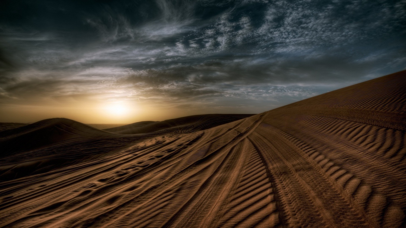 Следы шин на песке в пустыне