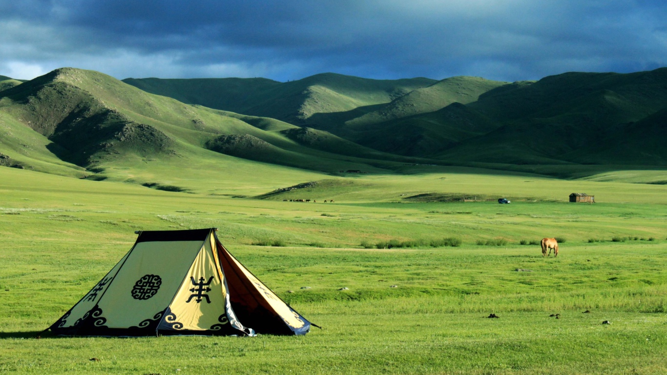 Шатер кочевников в поле
