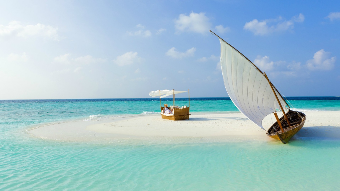 Парусная лодка у песчаного островка