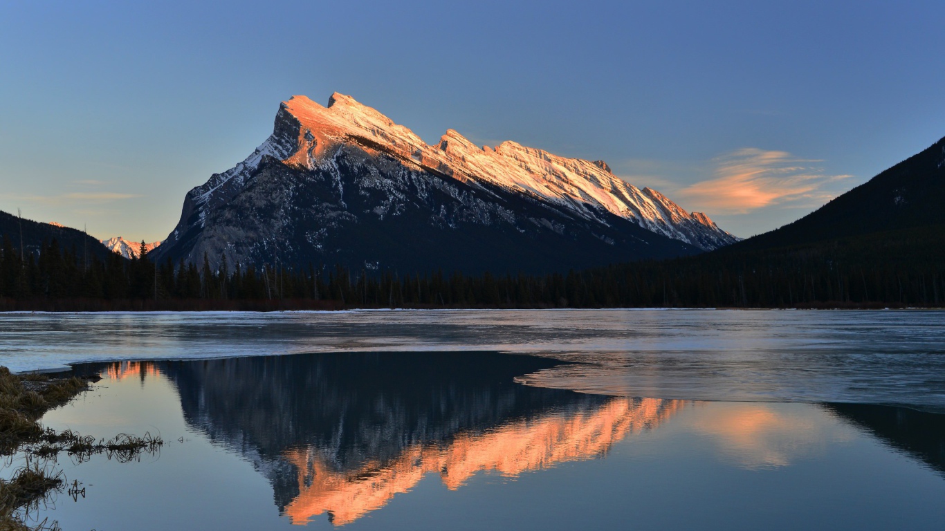 Вершины гор освещенные солнцем