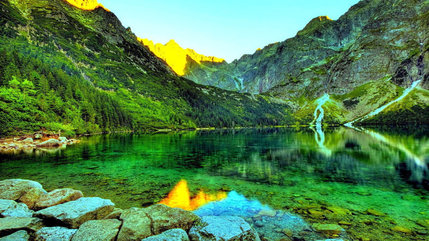 Прозрачная вода в зеленом горном озере