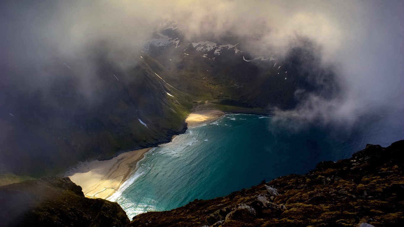 Облака над озером среди гор