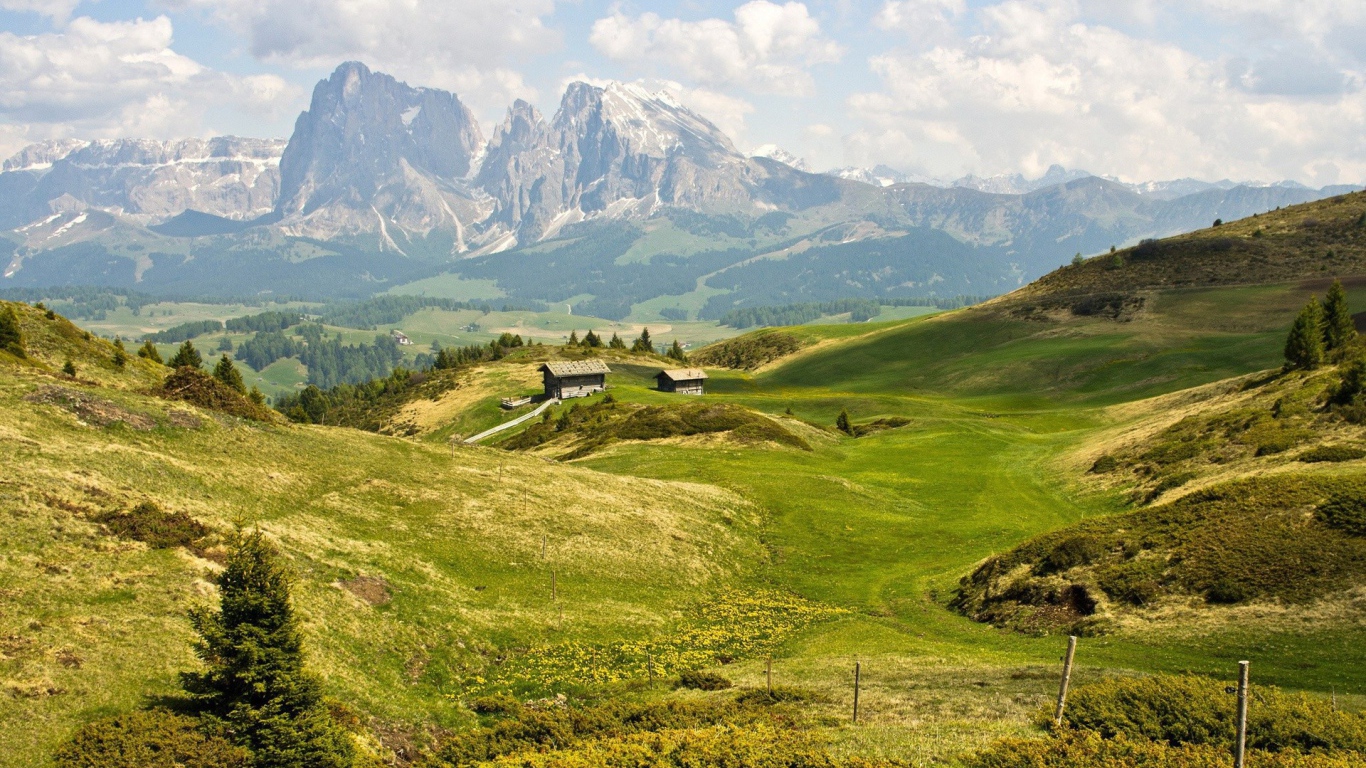 Фермы на зеленых полях среди гор