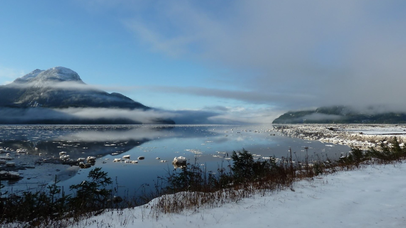 Туманное зимнее озеро в горах