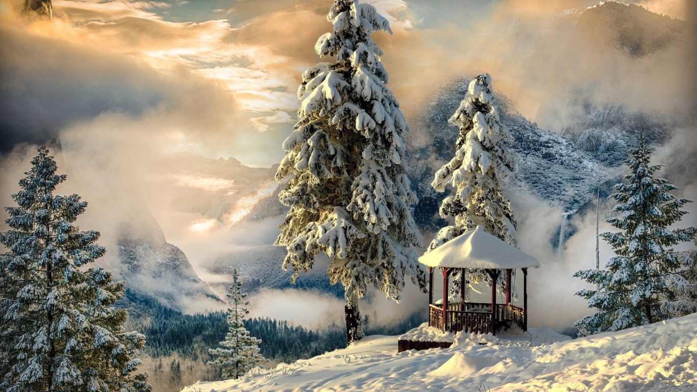 Беседка в заснеженном лесу в горах