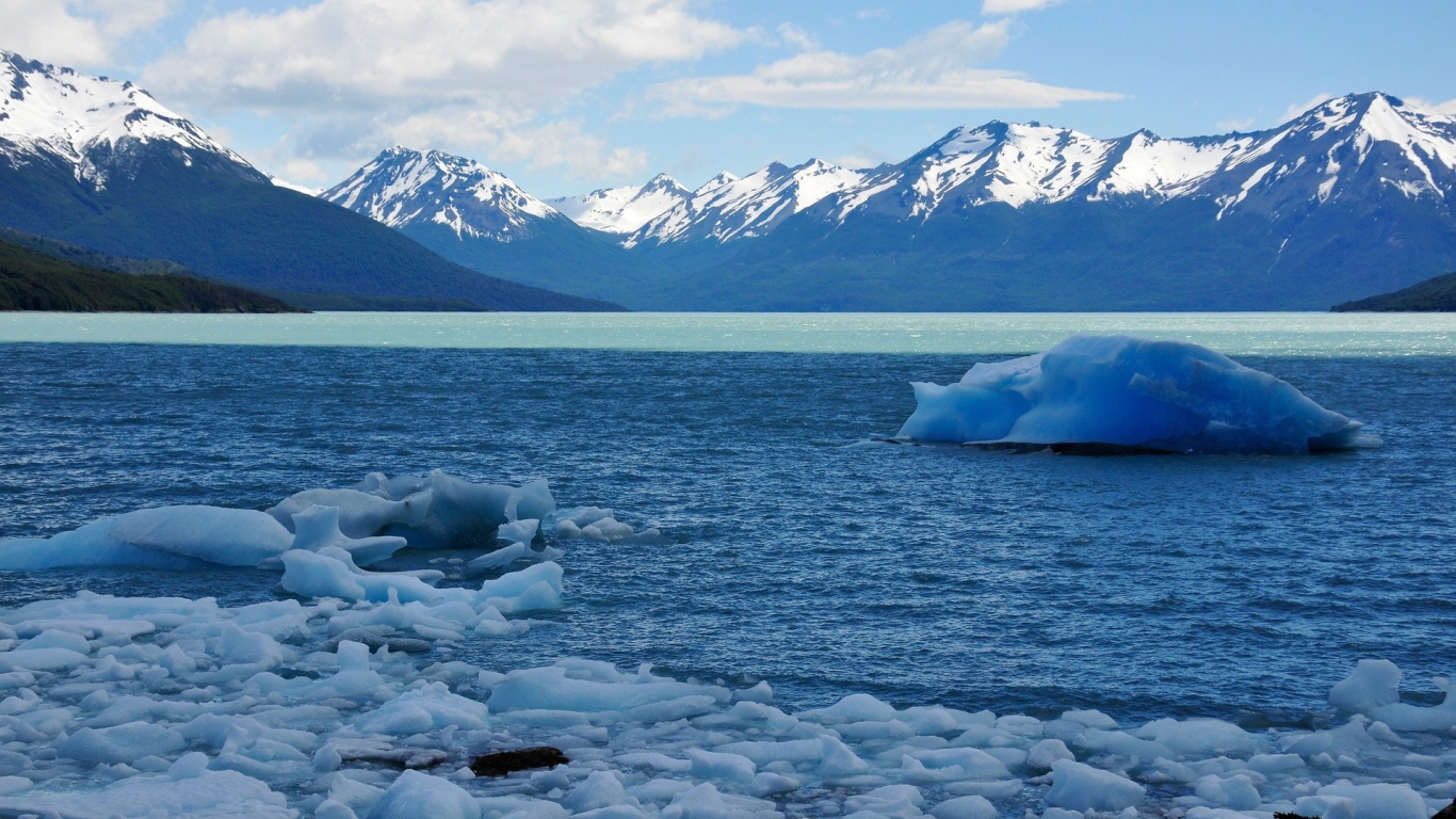 Голубой лед на горном озере