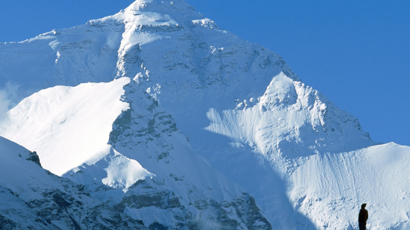Человек смотрит на снежную гору