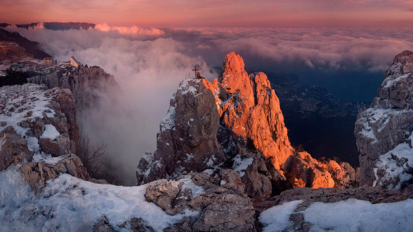 Крест на вершине скалы