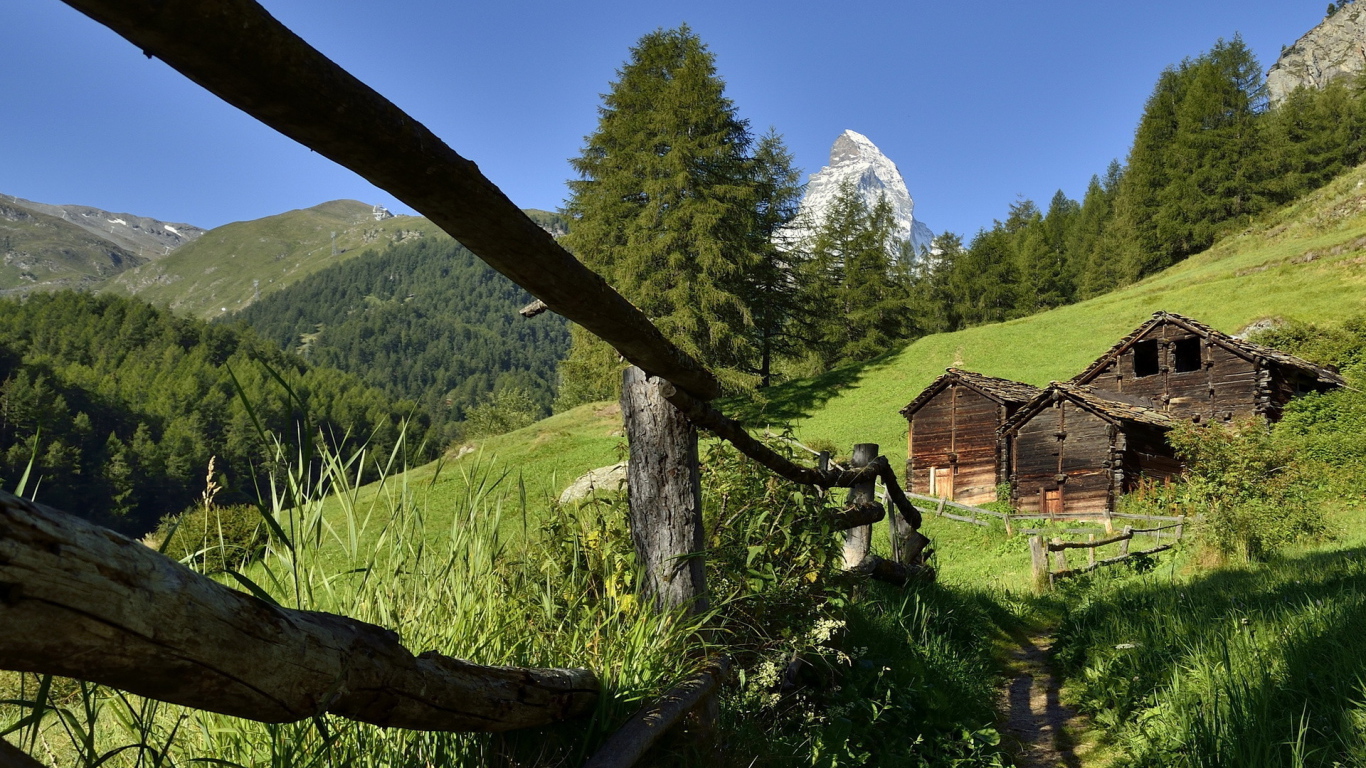 Забор и старые дома в горах