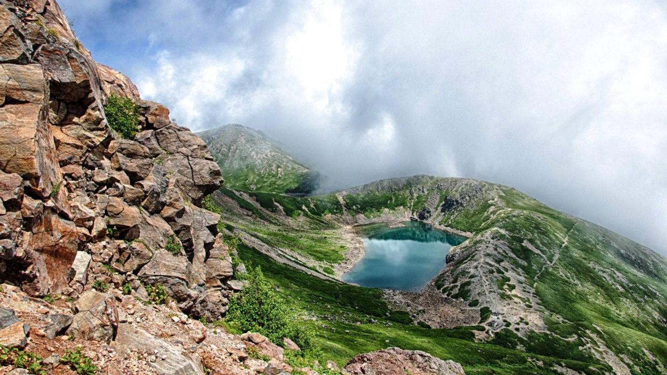 Озеро спрятано в уступе горы