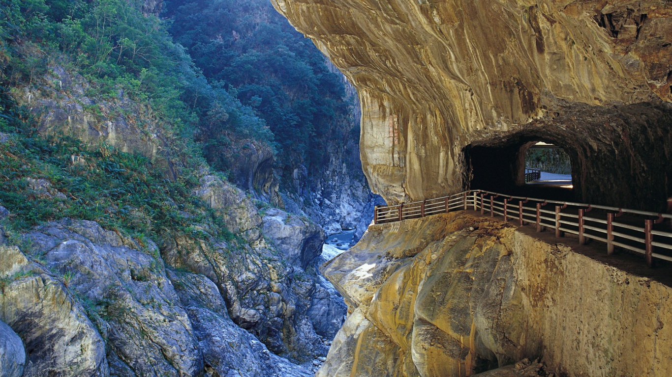 Тоннель в отвесной скале
