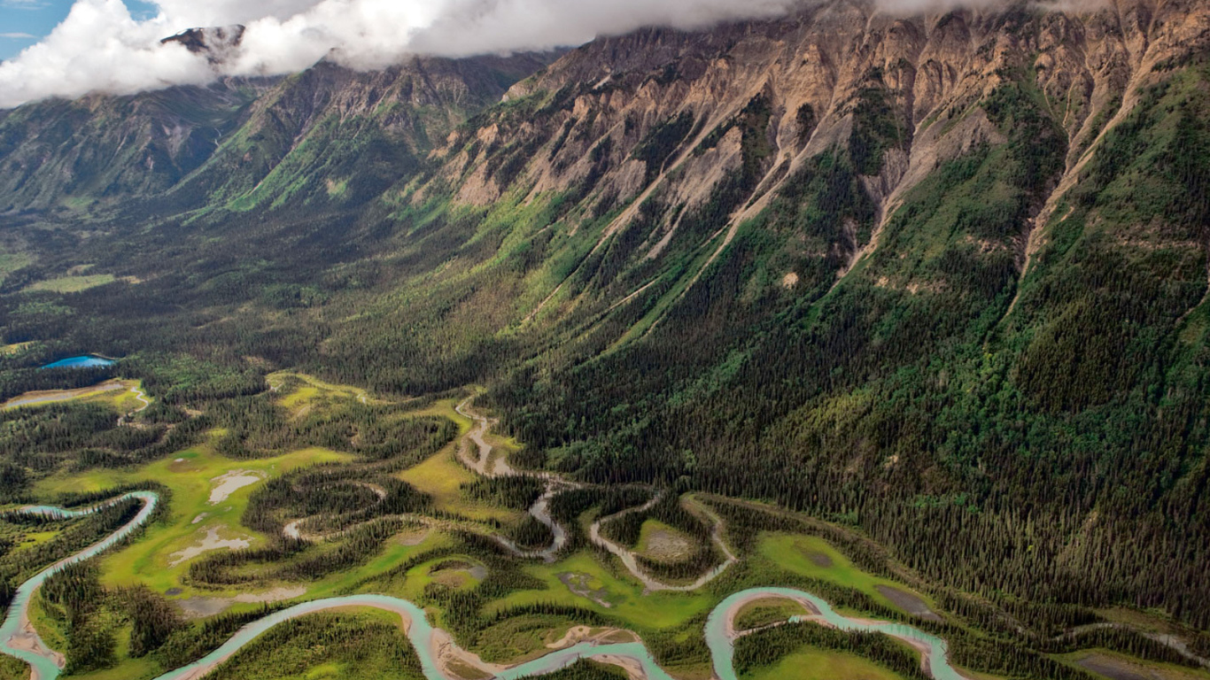 Зеленая долина с рекой 