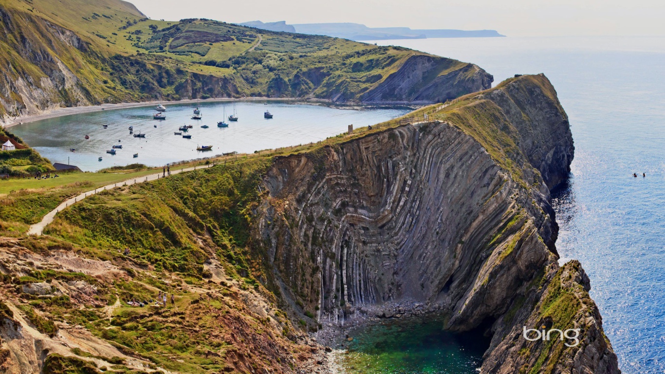 Лодки в озере у берега моря
