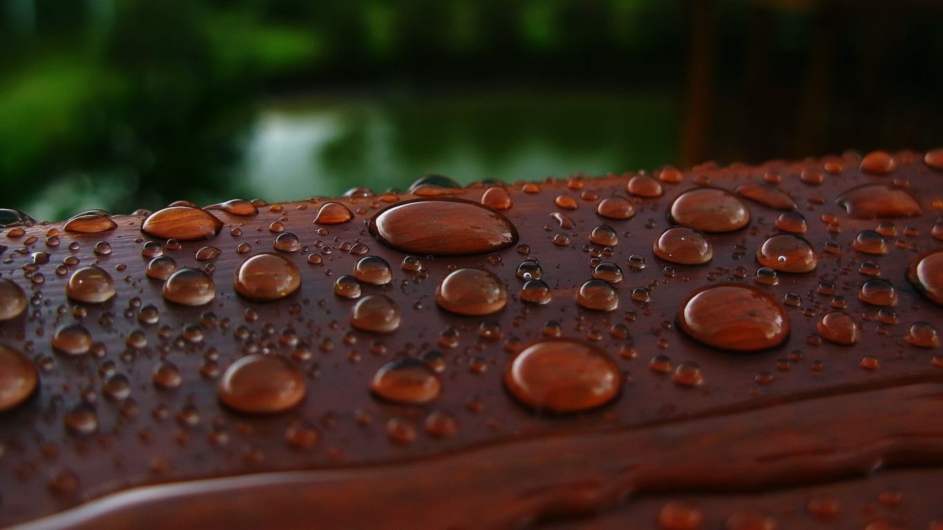 Капли влаги на коричневой поверхности