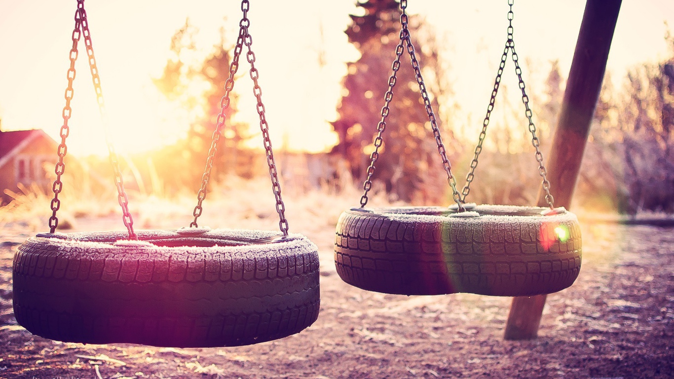 Иней на качелях из шин