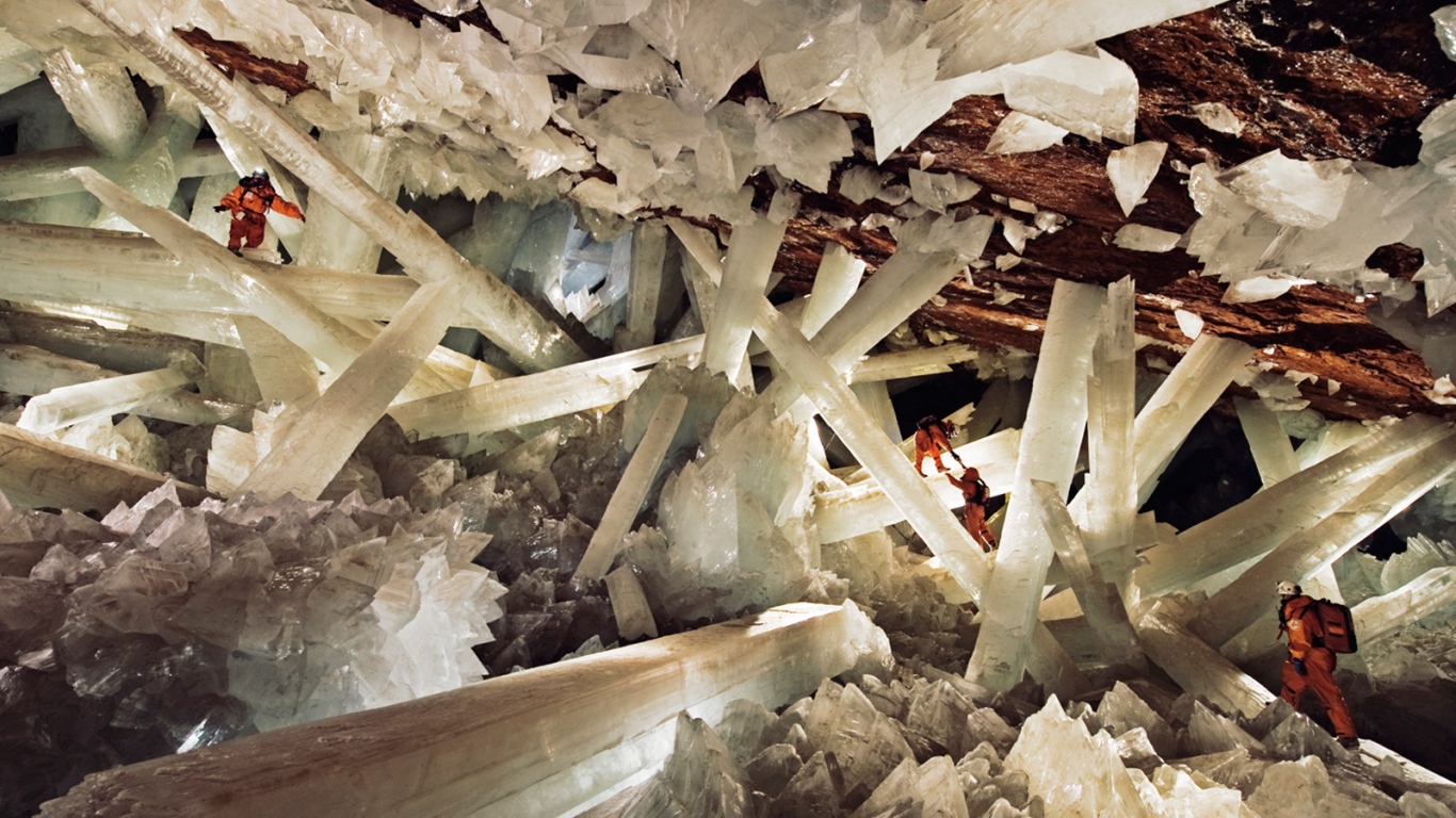 Большие кристаллы в пещере