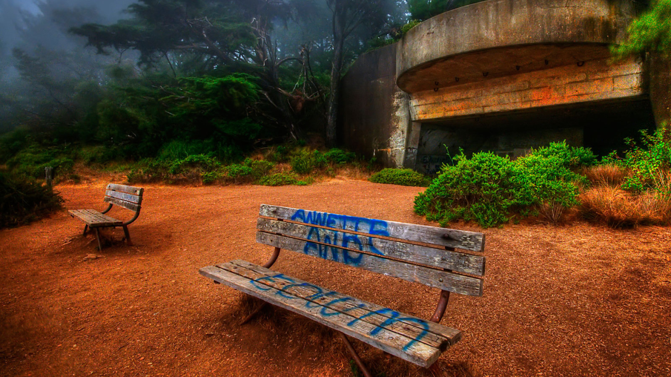 Надпись на скамейке