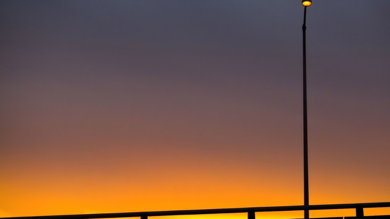 Фонарь в на рассвете