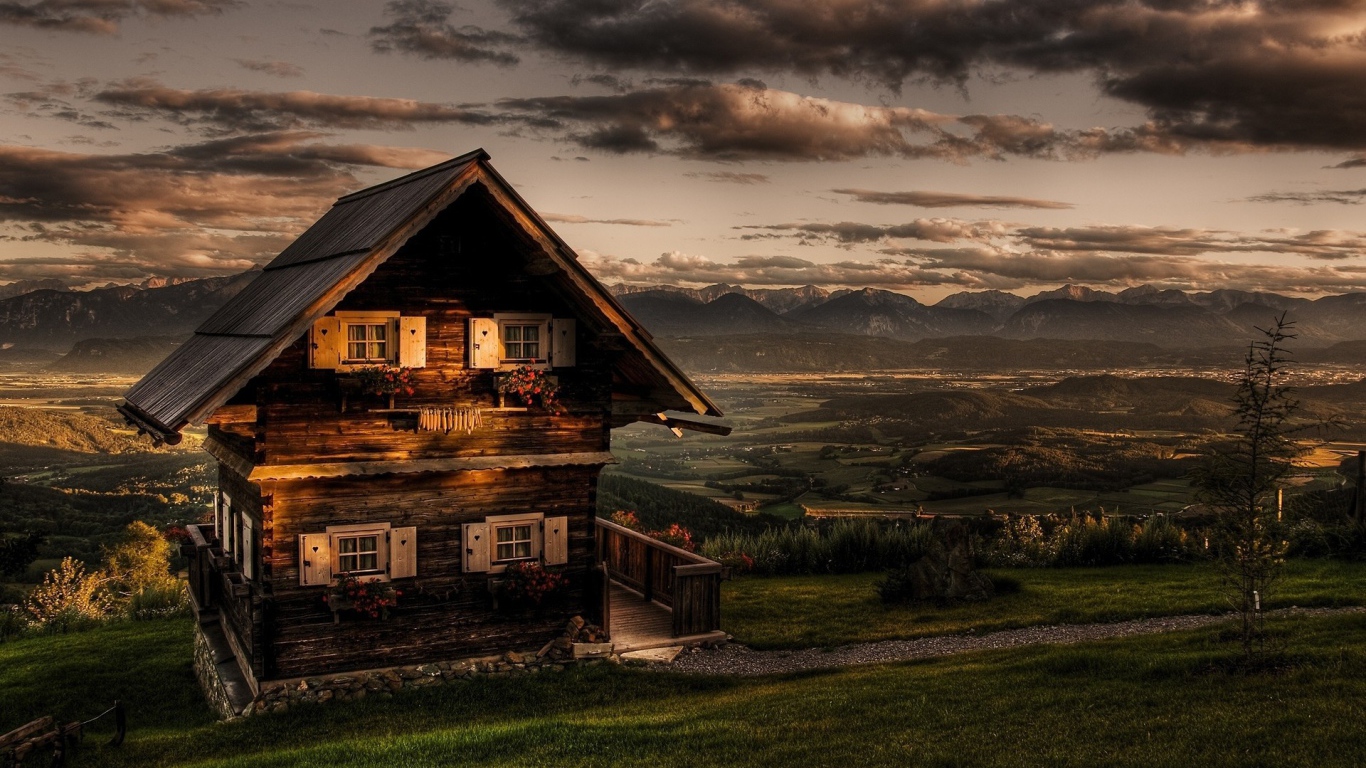 Аккуратный дом на холме над горной долиной