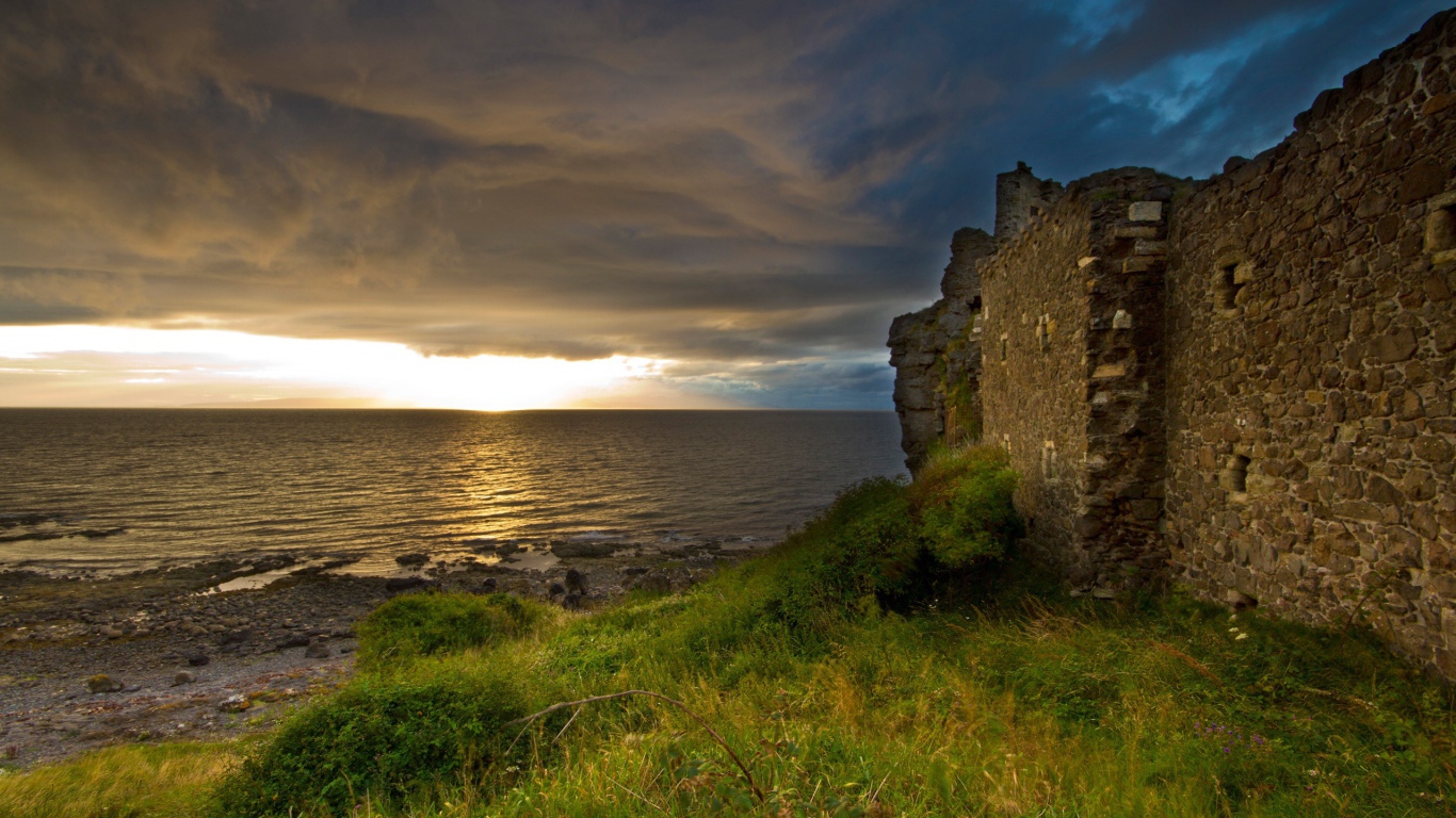 Стена старинной постройки на берегу моря