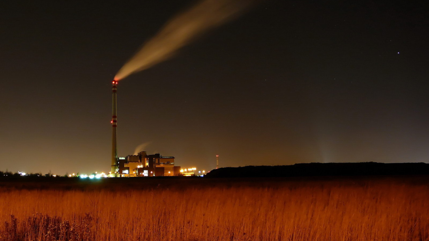 Дым из трубы завода