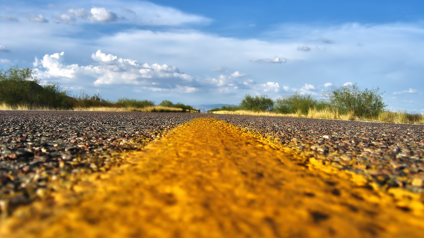 Желтая разметка на асфальте