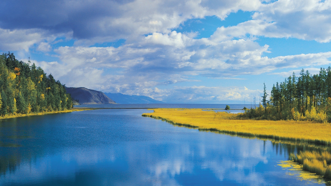 Спокойная широкая река среди гор