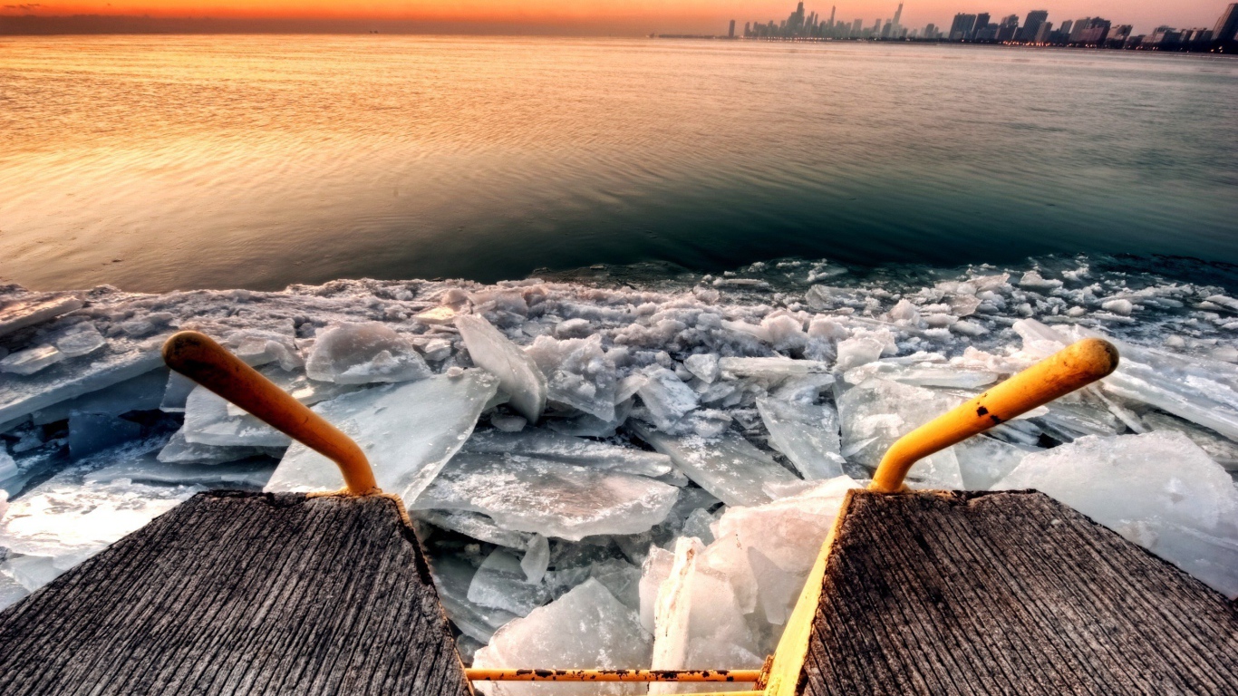 Лед у берега озера, фото HDR