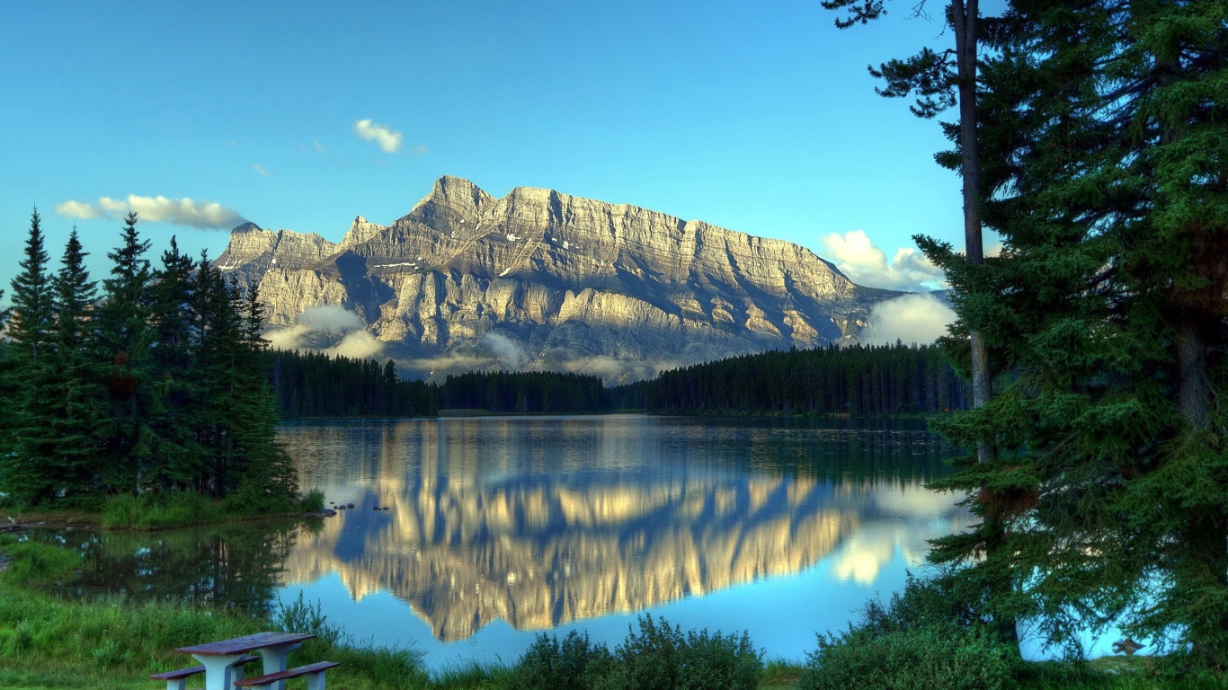 Скала отражается в горном озере