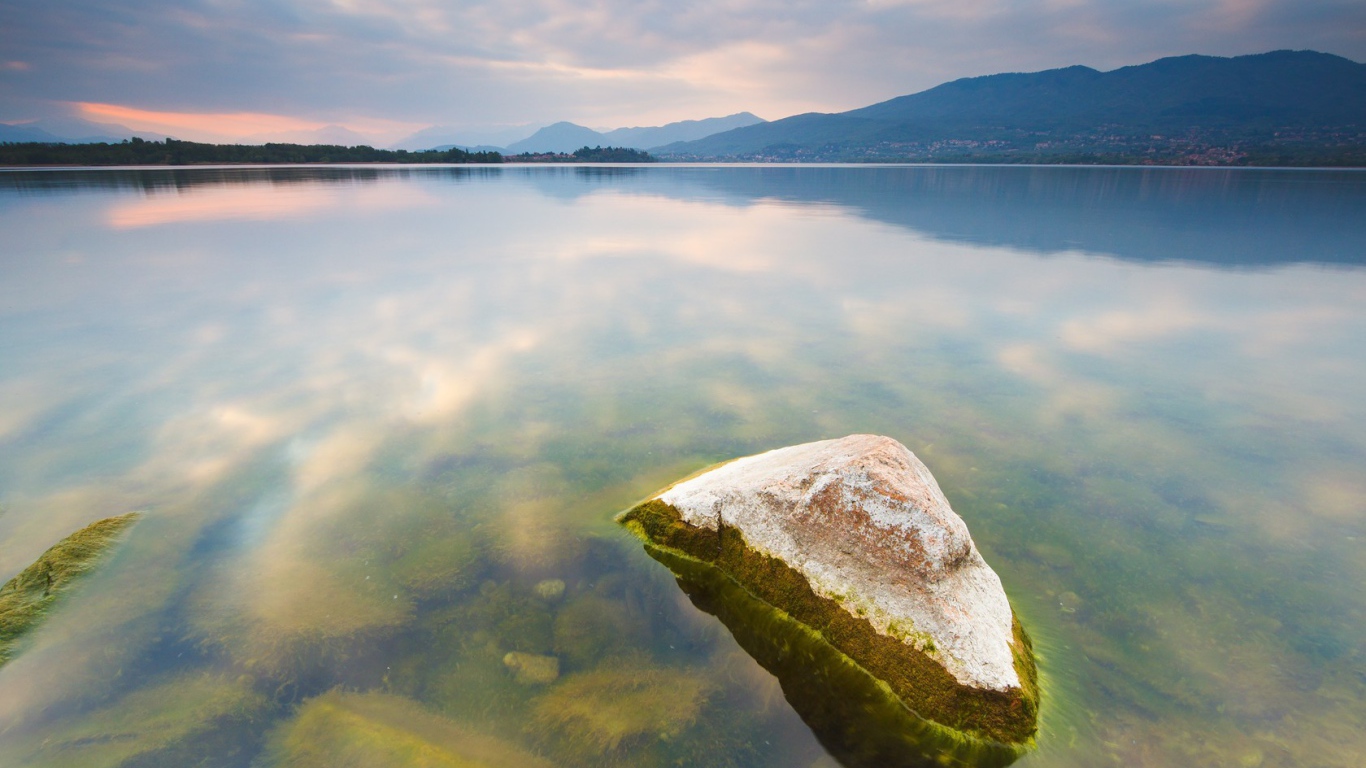 Камень в воде озера