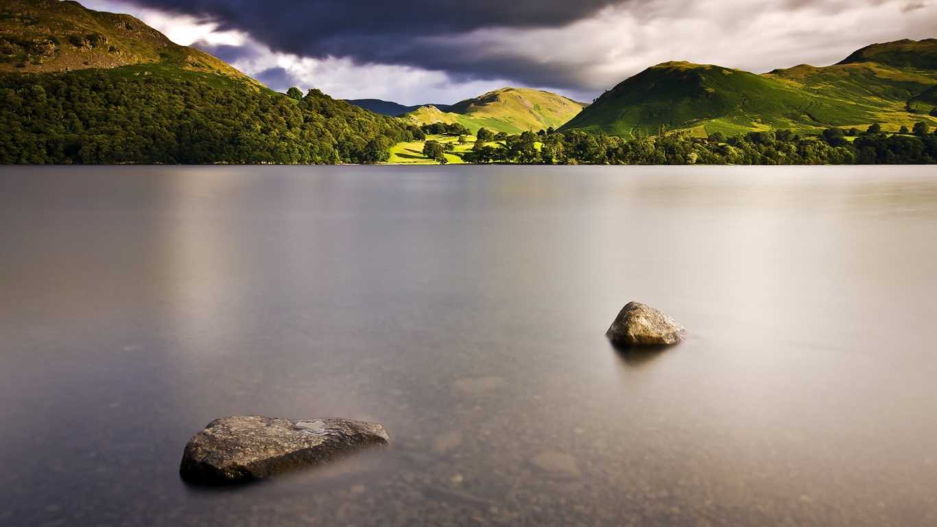 Камни в воде мелкого озера