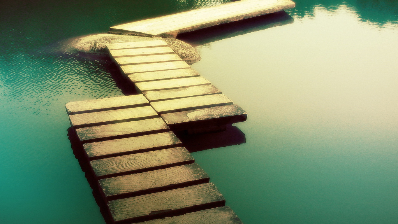 Мост проложен по камням