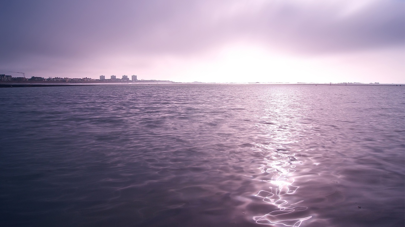 Темно сиреневая морская вода