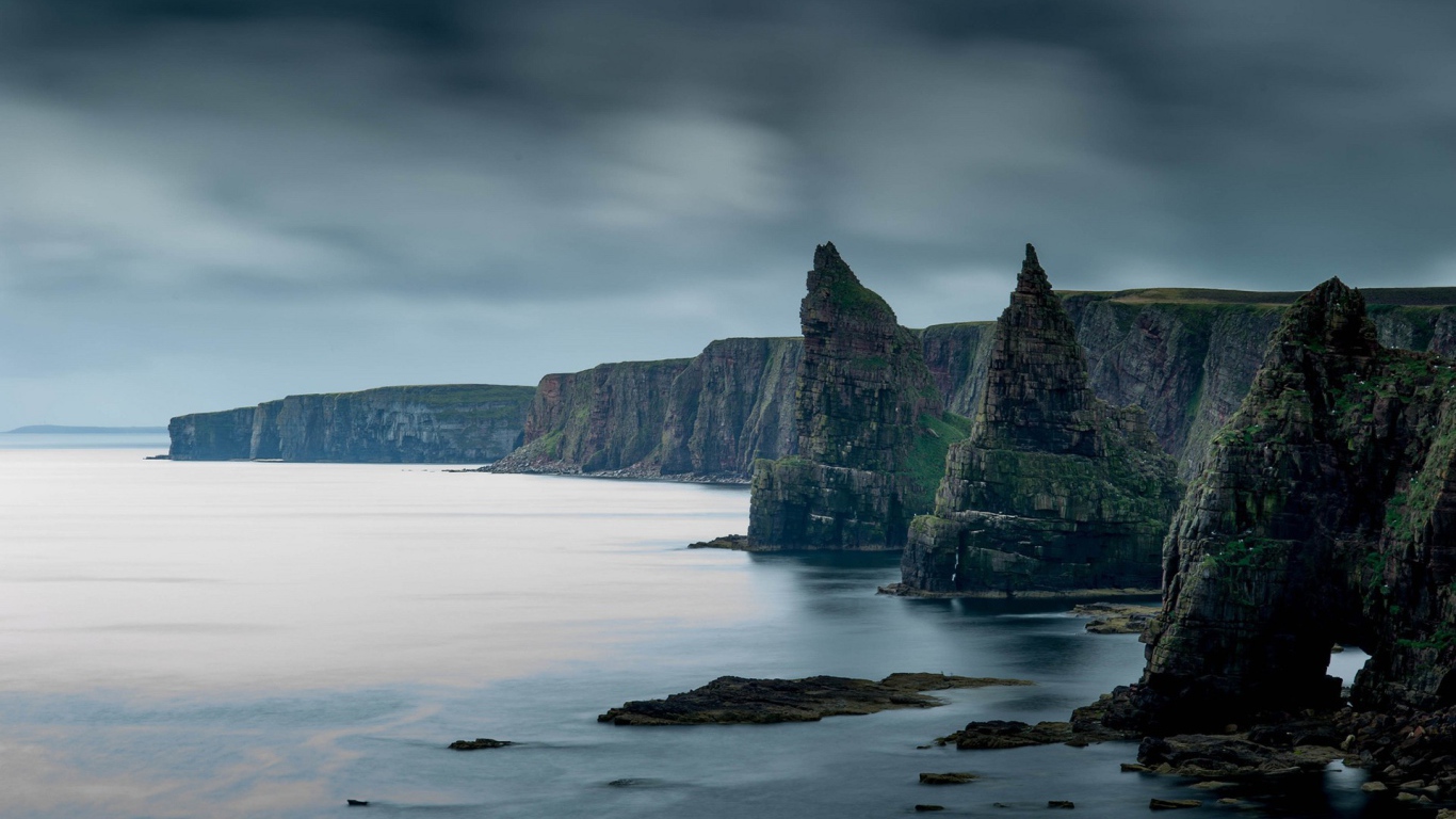 Скальные образования у обрывистого берега