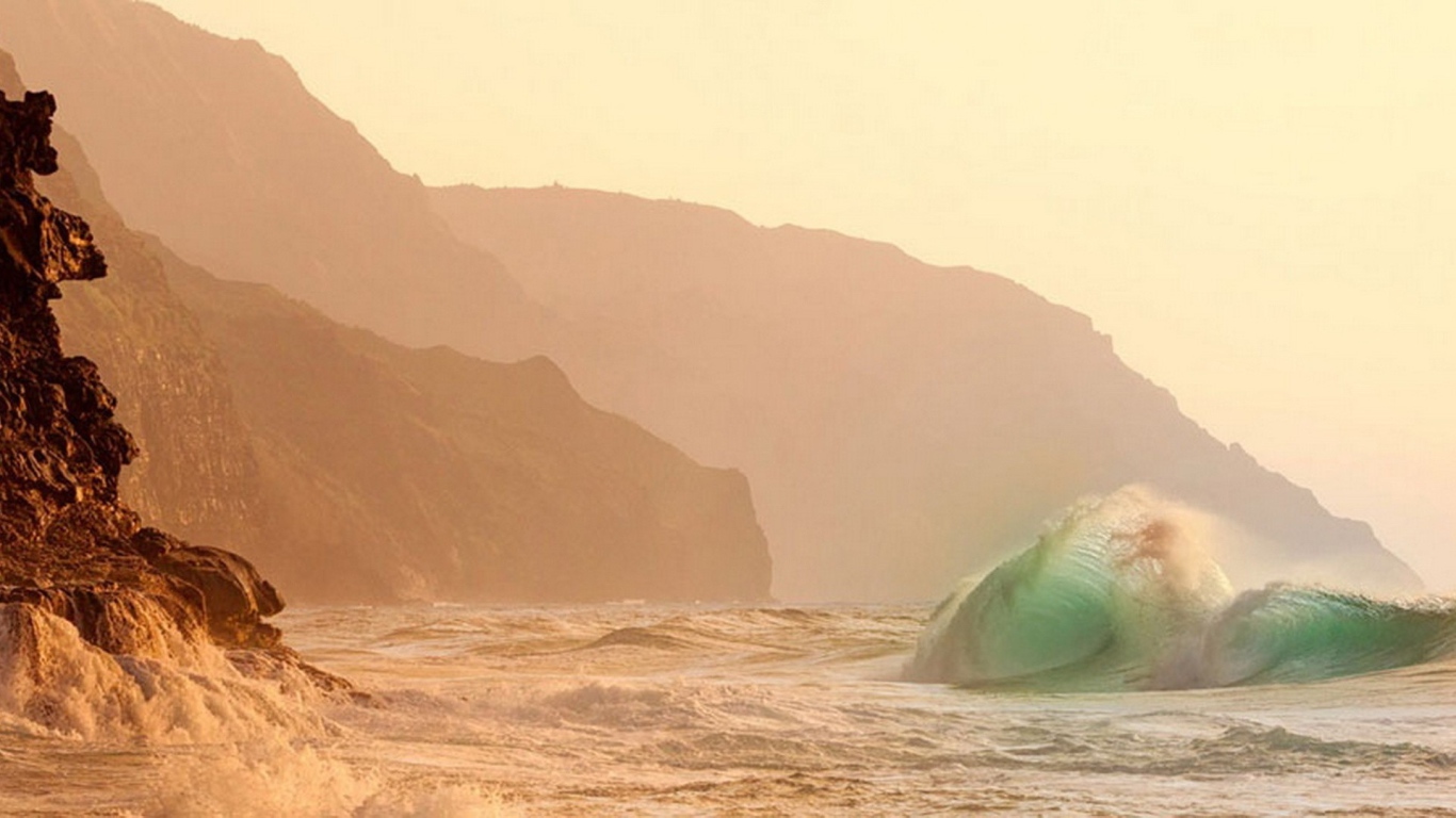 Волны прибоя у скал затерянного острова