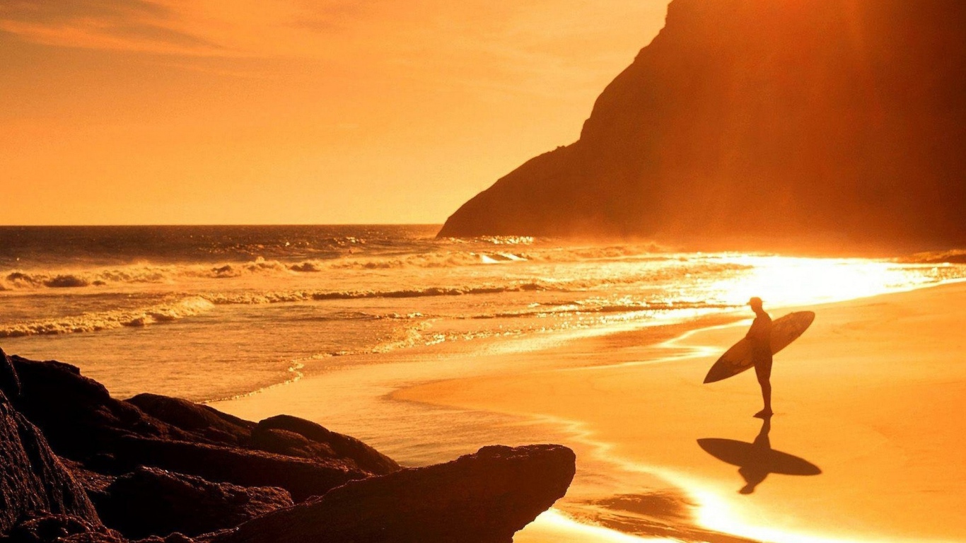 Серфинг под ярким летним солнцем