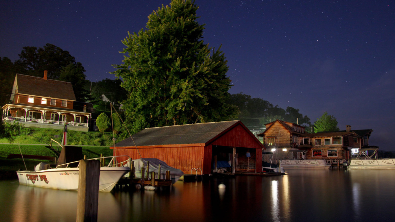 Причал для лодок ночью