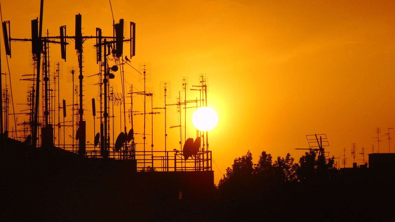 Вышки связи на фоне солнца