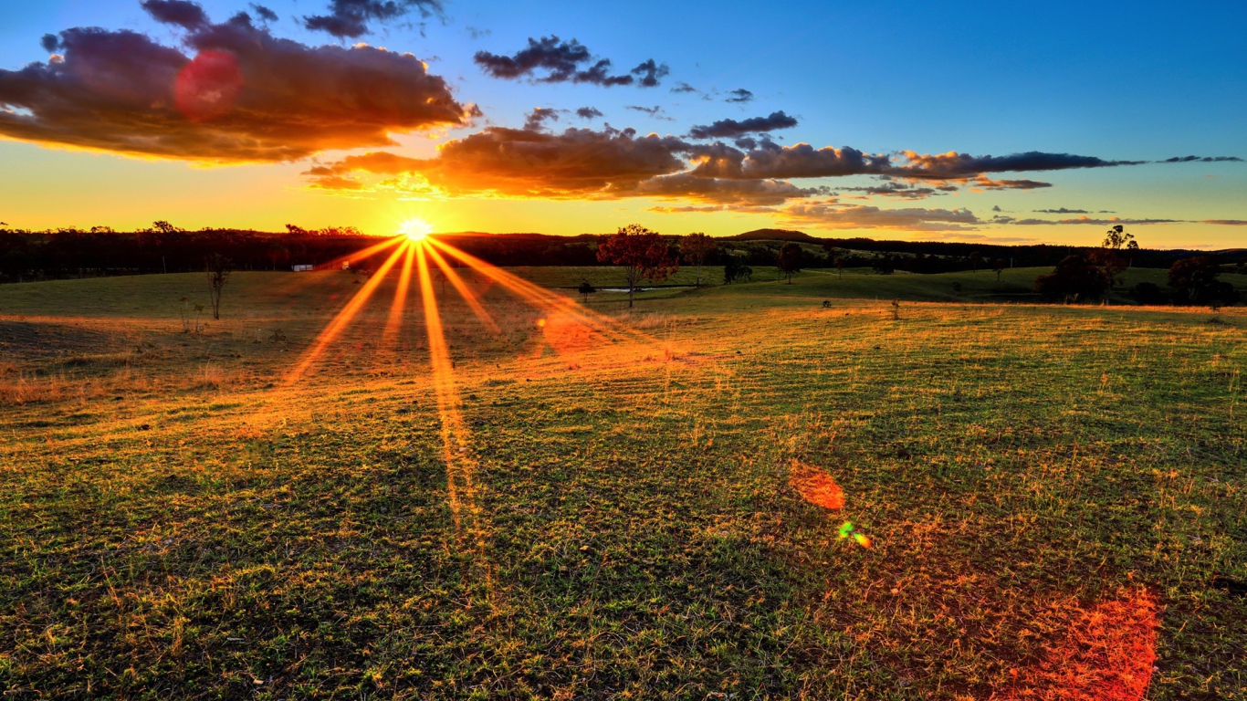 Последние лучи закатного солнца над полем