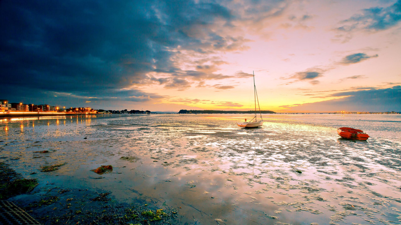 Закат на пляже с лодкой