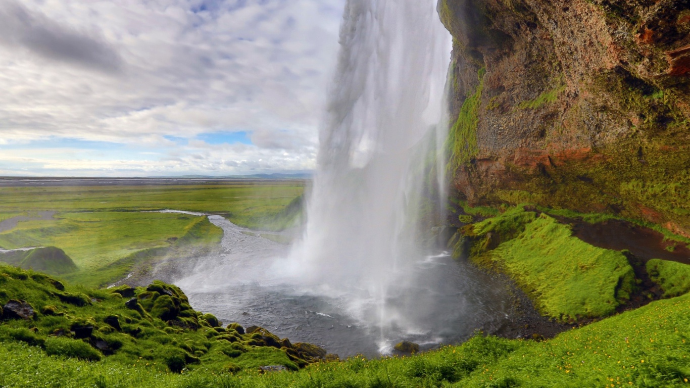 Водопад дает начало реке на равнине
