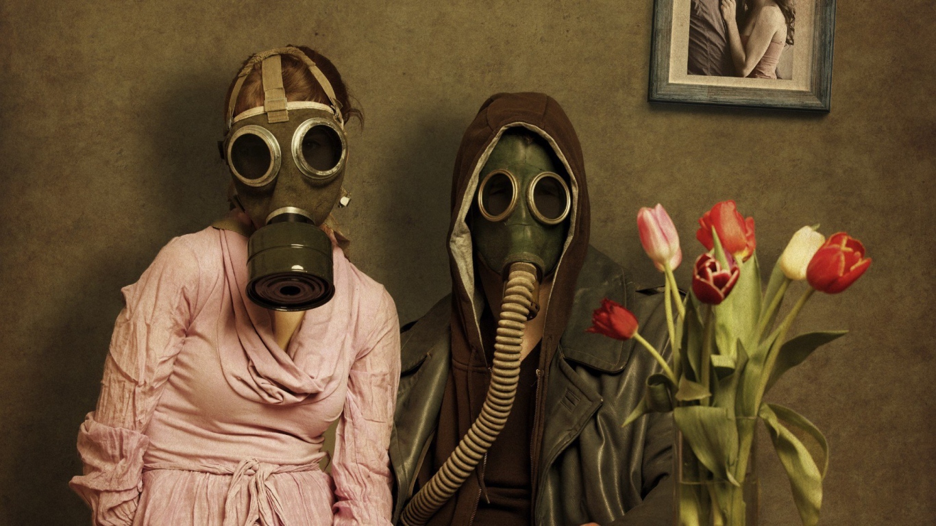Люди в противогазах с букетом