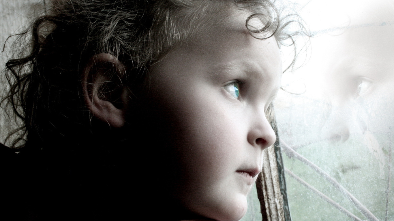 Ребенок смотрит в окно