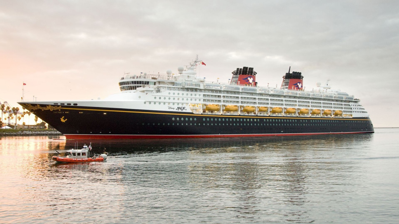 Черный королевский круизный лайнер